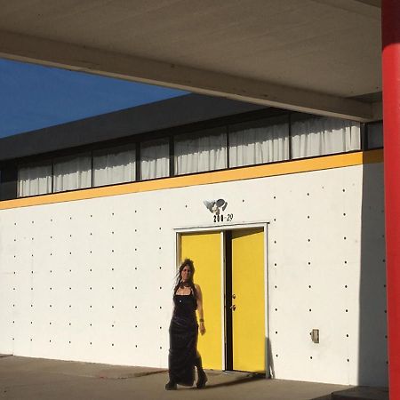 Space Castle: A 1950S Gas Station Transformed Into An Art Themed Wonderland Truth or Consequences Zewnętrze zdjęcie