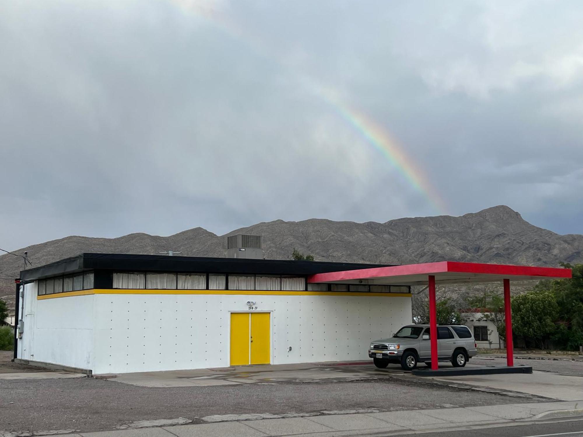 Space Castle: A 1950S Gas Station Transformed Into An Art Themed Wonderland Truth or Consequences Zewnętrze zdjęcie